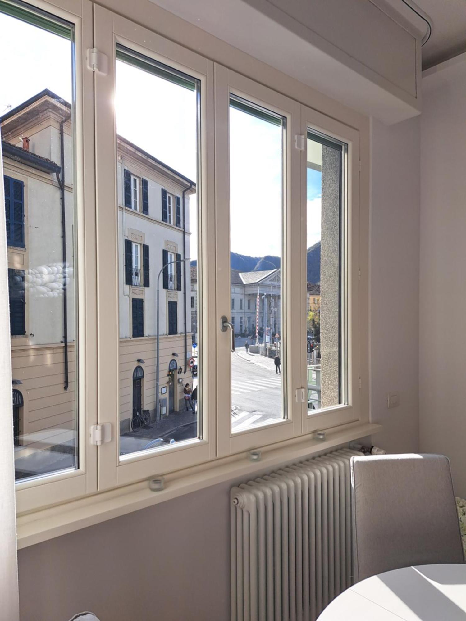 The Window On The Theatre And The Cathedral - Luxury Apartment Como Exteriér fotografie
