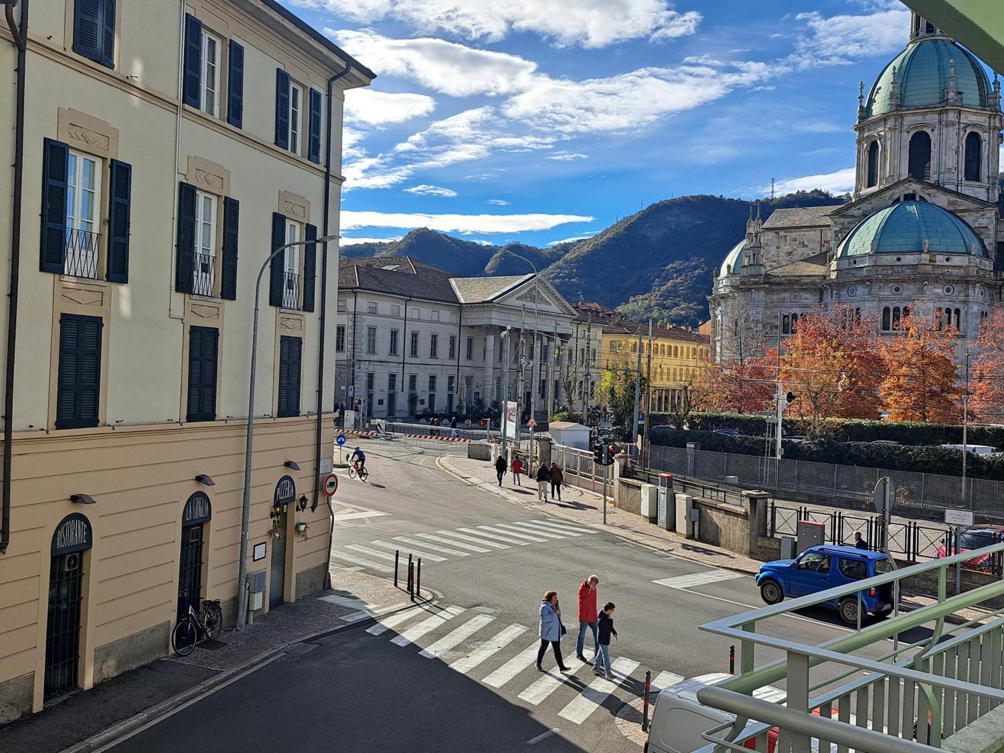 The Window On The Theatre And The Cathedral - Luxury Apartment Como Exteriér fotografie