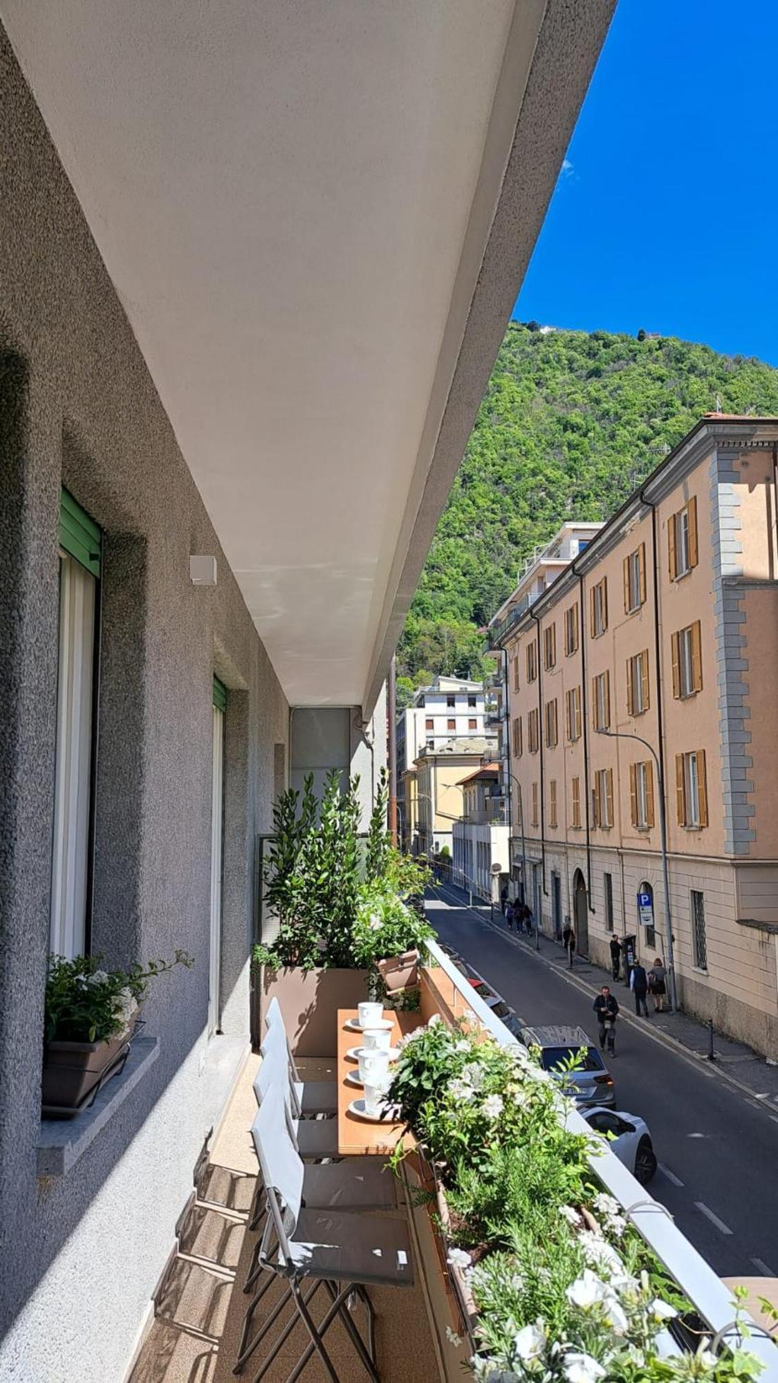 The Window On The Theatre And The Cathedral - Luxury Apartment Como Exteriér fotografie